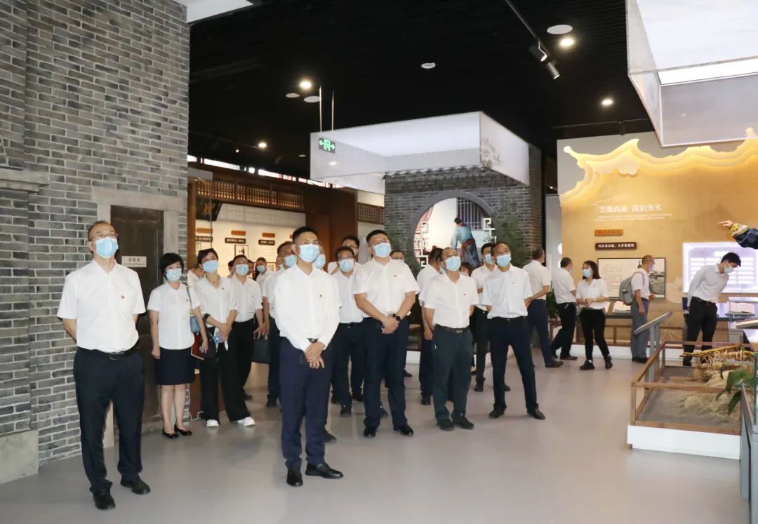 走進(jìn)天府家風(fēng)館 以純正家風(fēng)涵養(yǎng)清正企風(fēng)——德陽發(fā)展集團赴天府家風(fēng)館參觀學(xué)習(xí)